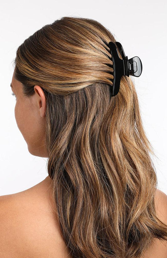 France Luxe Medium Claw hair clip, Frais Jaw, Classic Black, pictured on model