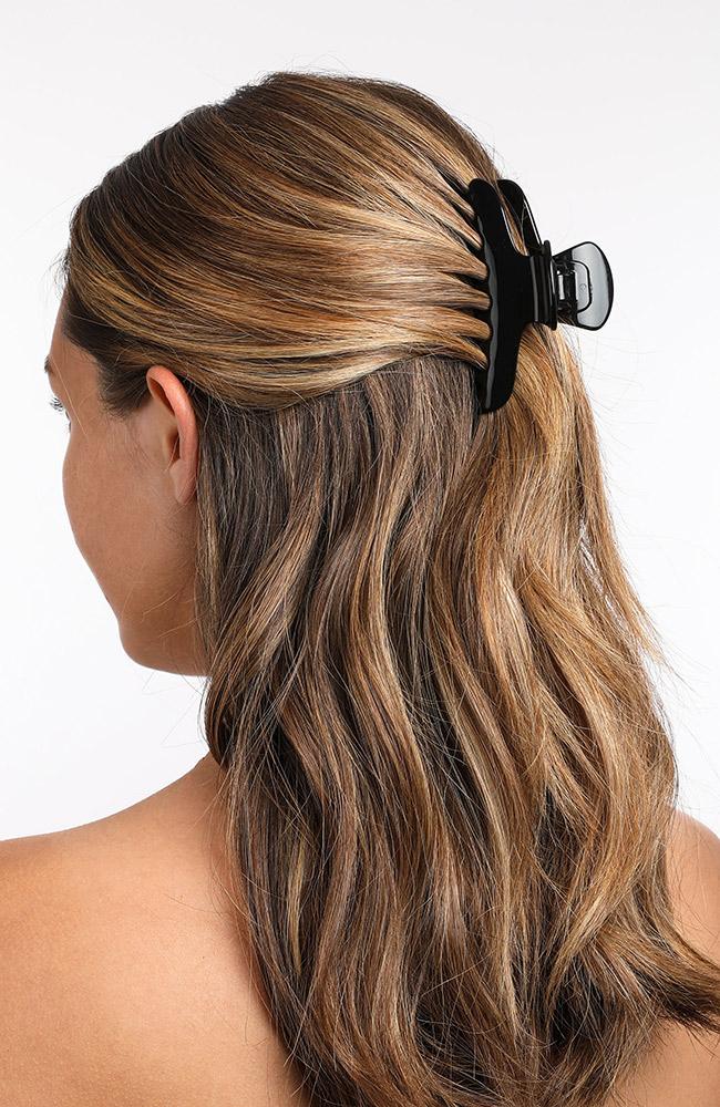 France Luxe Medium Claw hair clip, Frais Jaw, Classic Black, pictured on model